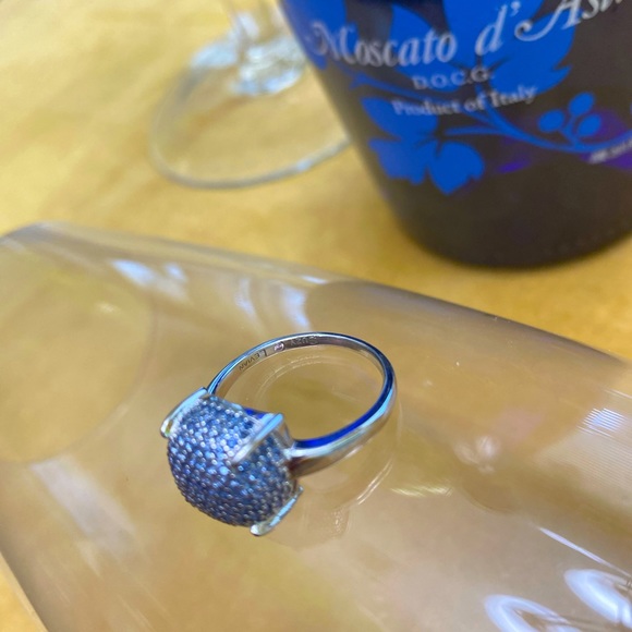 A beautiful ring made for a queen simply smashing